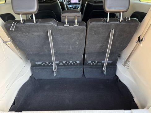 Used 2023 Chrysler Pacifica Touring-L FWD image 33
