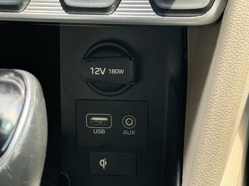 Used 2020 Hyundai Elantra Limited w/ Cargo Package (C1) FWD image 11