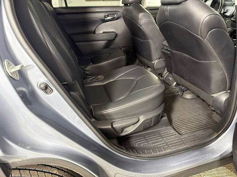 Used 2023 Toyota Highlander XLE FWD image 16