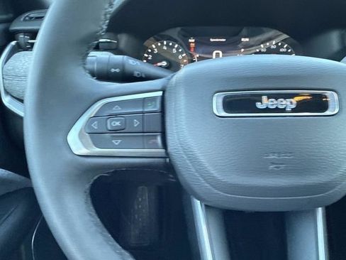 Used 2025 Jeep Compass Latitude image 15