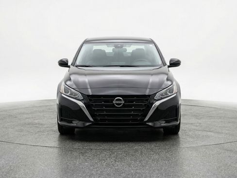 Used 2025 Nissan Altima 2.5 SV FWD image 2