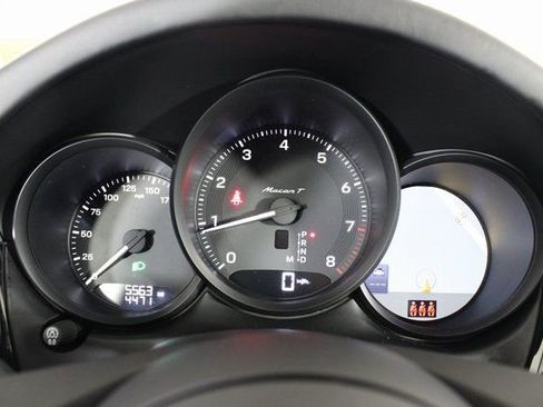 Certified 2025 Porsche Macan Turbo image 18