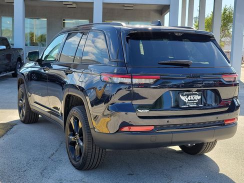 Used 2024 Jeep Grand Cherokee Limited w/ Luxury Tech Group II image 3