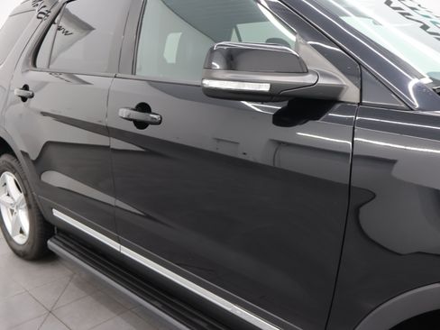 Used 2017 Ford Explorer XLT w/ Equipment Group 202A AWD/4WD image 25