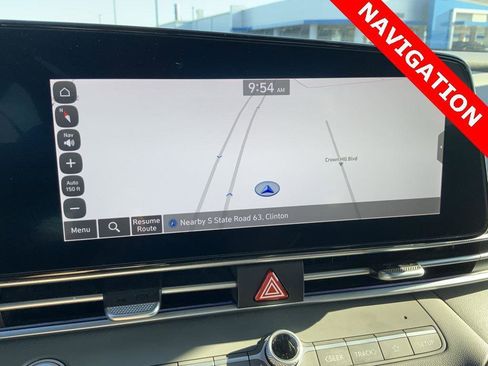 Used 2024 Hyundai Elantra SEL image 4