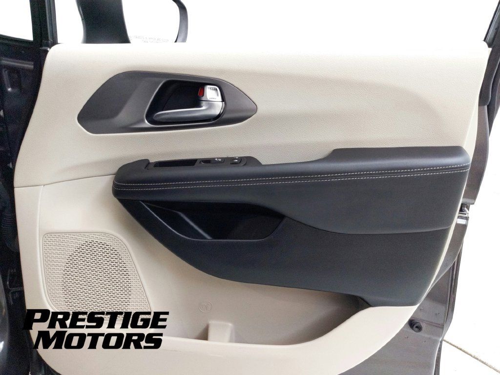 Used 2023 Chrysler Pacifica Touring-L FWD image 25