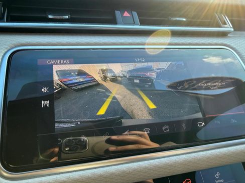 Used 2018 Land Rover Range Rover Velar R-Dynamic SE image 39