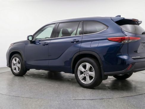 Used 2025 Toyota Highlander LE FWD image 6