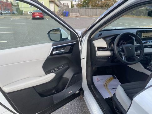 New 2025 Mitsubishi Outlander SE image 10