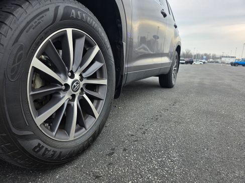 Used 2019 Toyota Highlander SE image 22