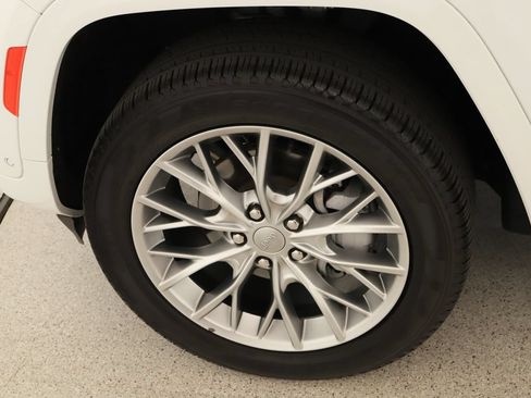 Used 2024 Jeep Grand Cherokee Summit AWD/4WD image 32