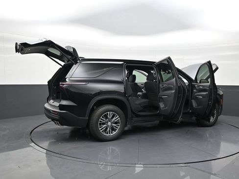 Used 2025 Chevrolet Traverse LT FWD image 27