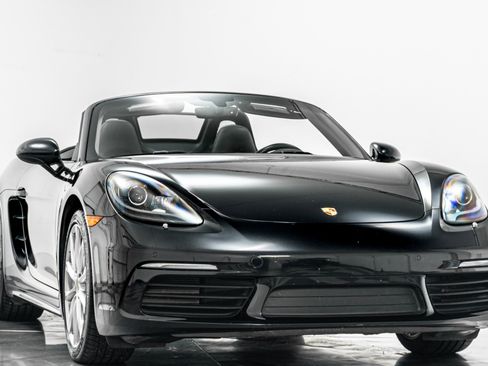 Used 2017 Porsche 718 Boxster RWD image 3