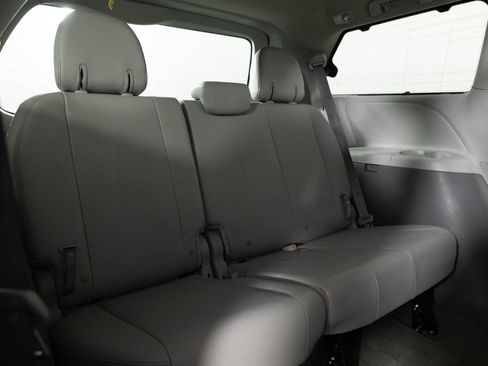 Used 2019 Toyota Sienna XLE FWD image 27