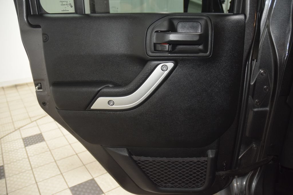 Used 2017 Jeep Wrangler Unlimited Rubicon w/ Connectivity Group AWD/4WD image 40