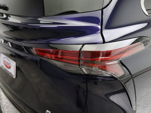 Certified 2025 Toyota Sienna Platinum image 9