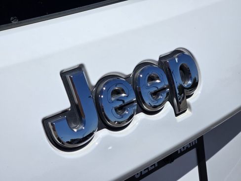 Used 2022 Jeep Grand Cherokee Laredo E AWD/4WD image 12
