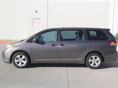 Used 2014 Toyota Sienna L image 8