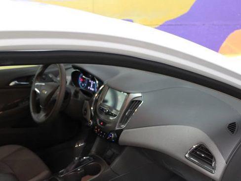 Used 2018 Chevrolet Cruze LT w/ Convenience Package FWD image 12