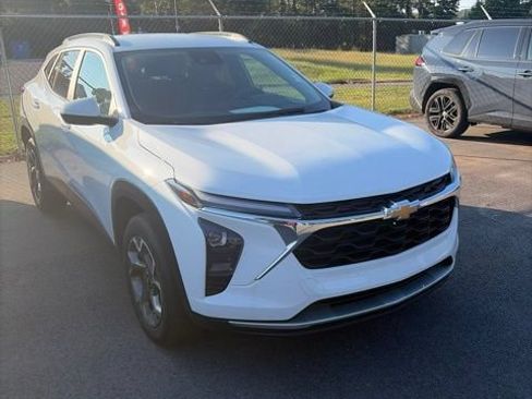 Used 2024 Chevrolet Trax LT FWD image 2