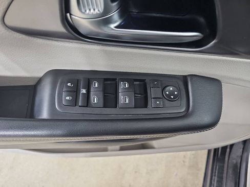 Used 2023 Chrysler Pacifica Touring-L FWD image 34