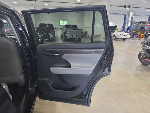 Used 2020 Toyota Highlander Platinum AWD/4WD image 32