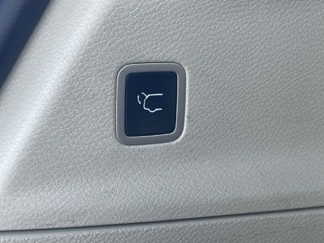Used 2023 Chrysler Pacifica Touring-L FWD image 11