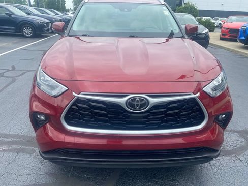 Used 2020 Toyota Highlander XLE AWD/4WD image 3
