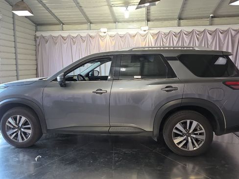 Used 2025 Nissan Pathfinder SL FWD image 6