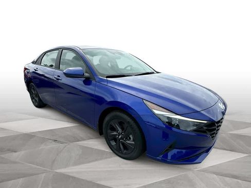 Used 2023 Hyundai Elantra SEL w/ Cargo Package FWD image 2