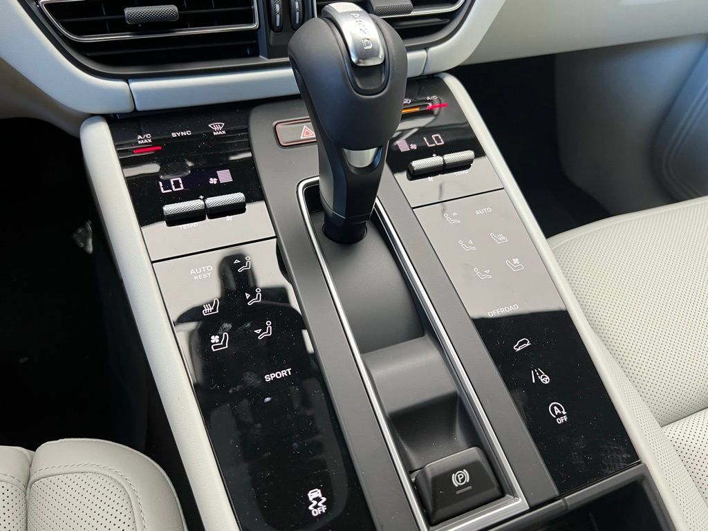 Used 2026 Porsche Macan AWD/4WD image 11