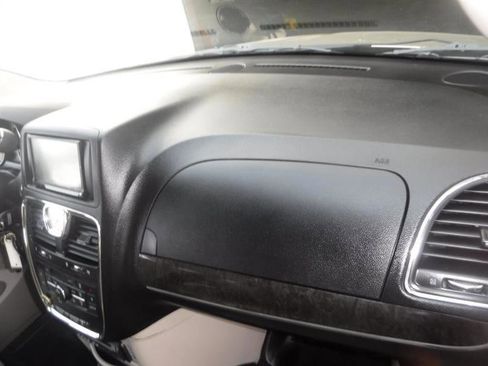 Used 2011 Chrysler Town & Country Touring-L w/ Trailer Tow Group FWD image 25