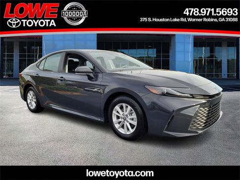 Used 2025 Toyota Camry LE image 1