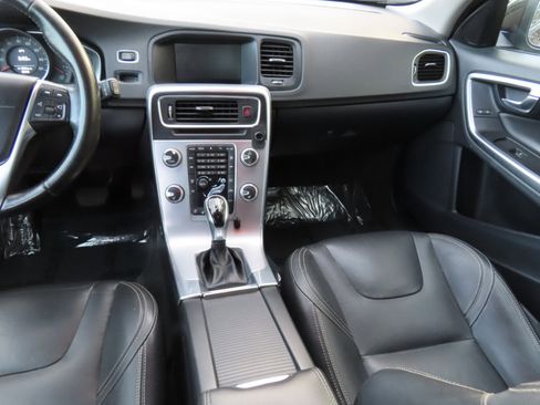 Used 2018 Volvo V60 T5 Dynamic image 11