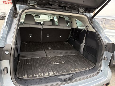 Used 2022 Toyota Highlander XLE AWD/4WD image 28