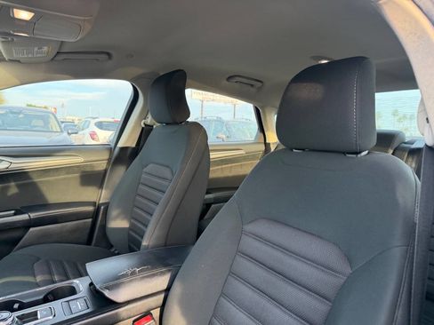 Used 2017 Ford Fusion SE FWD image 19