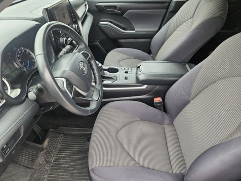 Used 2023 Toyota Highlander LE image 12