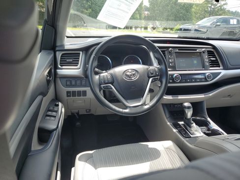 Used 2019 Toyota Highlander Plus FWD image 11