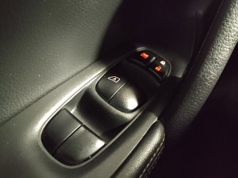 Used 2018 Nissan Rogue SV FWD image 27