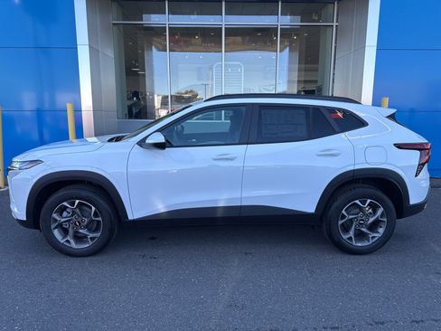 New 2026 Chevrolet Trax LT w/ Sunroof Package image 9