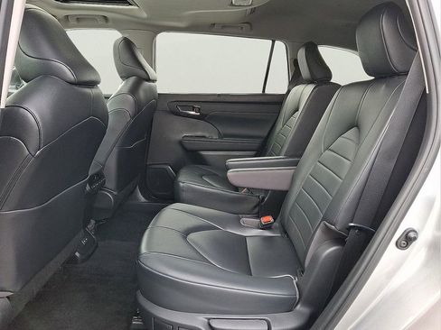 Used 2023 Toyota Highlander XLE image 22
