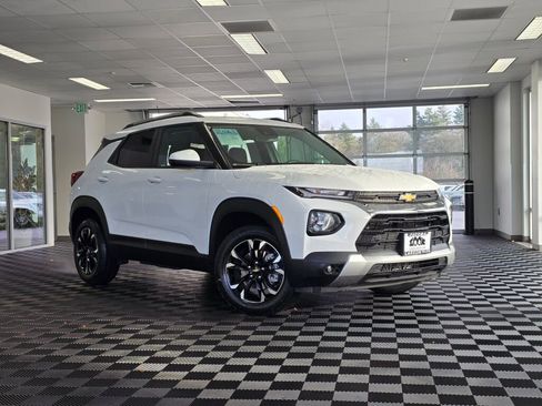 Used 2023 Chevrolet TrailBlazer LT w/ Convenience Package image 2