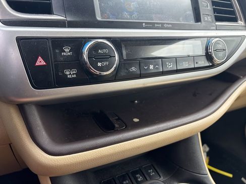 Used 2019 Toyota Highlander XLE AWD/4WD image 25