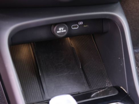 Certified 2025 Volvo XC40 B5 Plus image 24