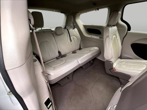 Used 2020 Chrysler Pacifica Touring-L Plus w/ Tire & Wheel Group FWD image 17