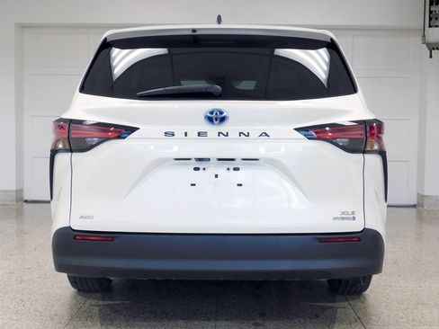 Used 2021 Toyota Sienna XLE image 5