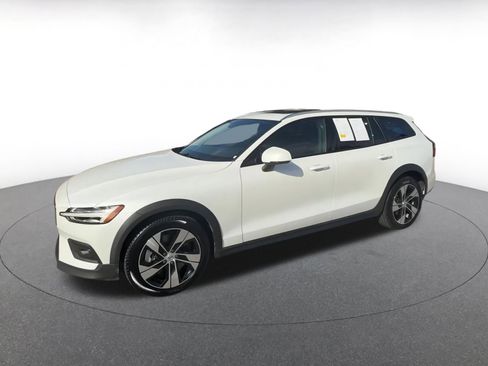 Used 2025 Volvo V60 B5 Cross Country Plus image 8