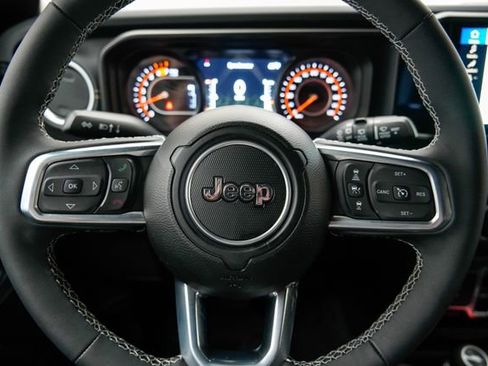 Used 2025 Jeep Wrangler Sahara image 22