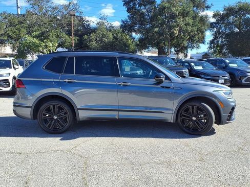 Used 2022 Volkswagen Tiguan SE R-Line image 3