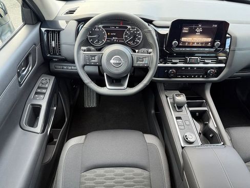 Used 2024 Nissan Pathfinder SV image 19